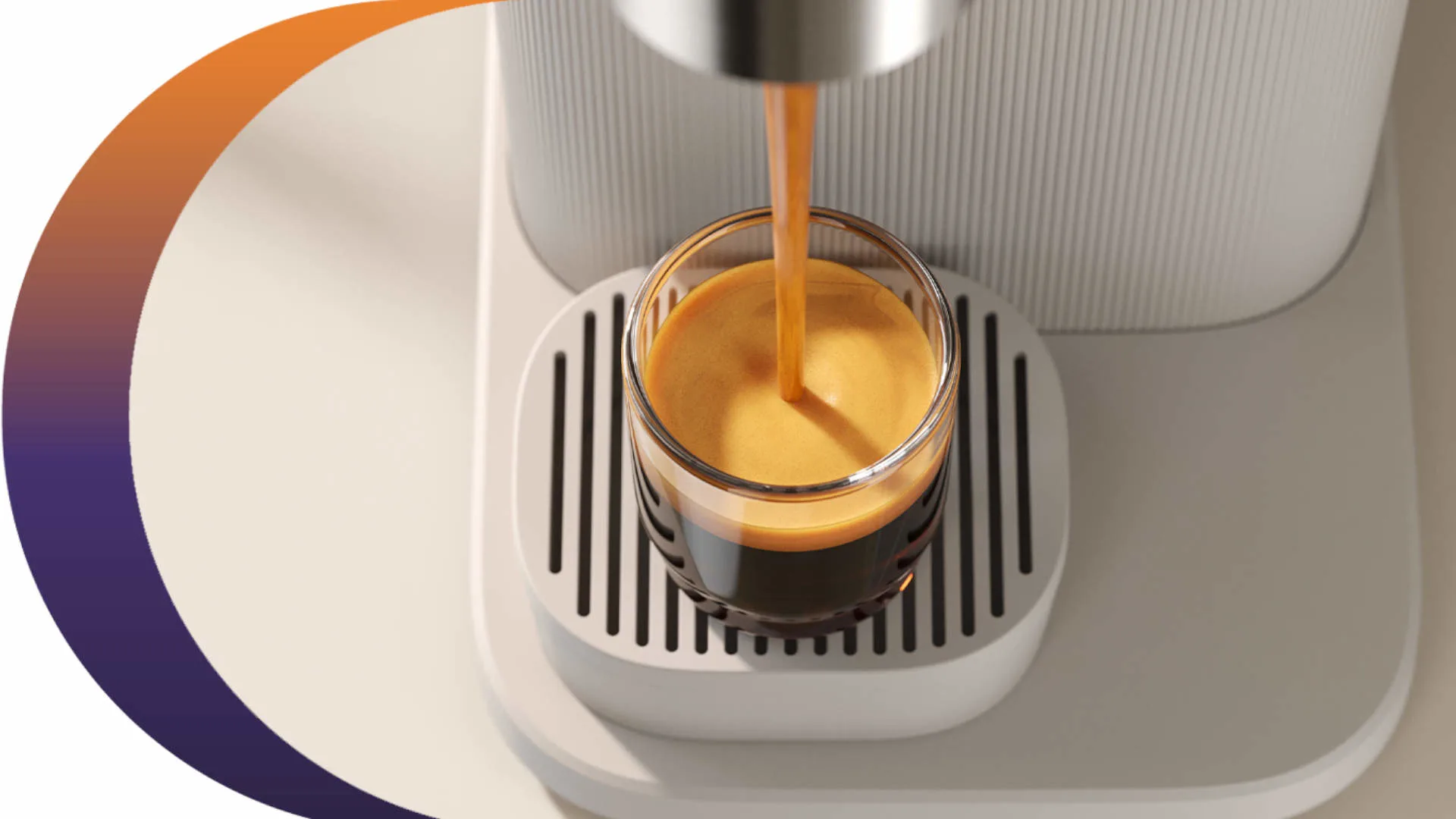 Espresso stroomt in een glas op een wit koffiemachineplatform met verticale zwarte lijnen.