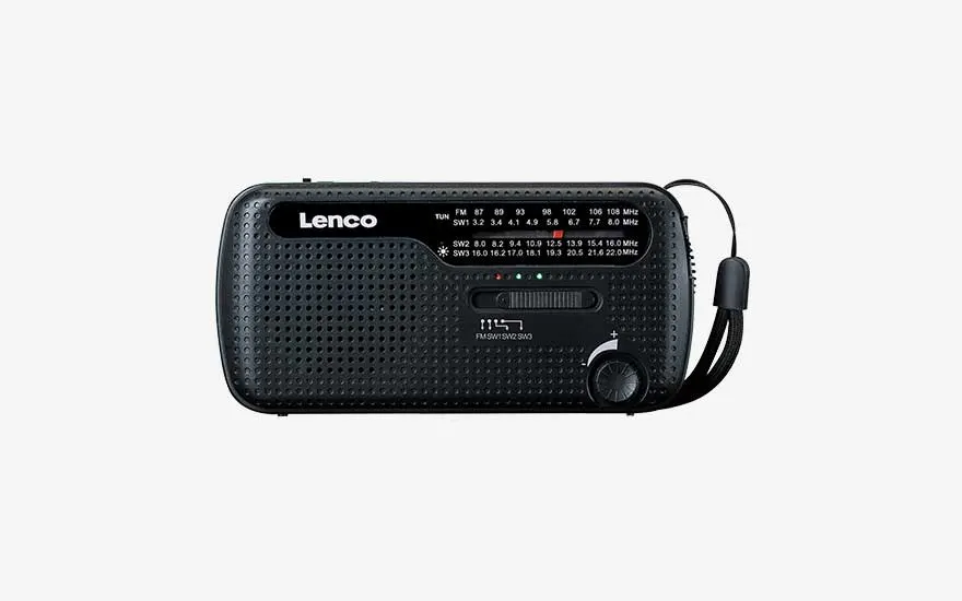 Compacte zwarte Lenco draagradio met analoge FM- en SW-schaal, geperforeerde luidspreker voorzijde, volumeknop en polsriem rechts.