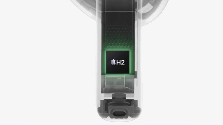 Een close-up van een transparante oortelefoon met een zwarte H2-chip met groene details op een witte achtergrond.