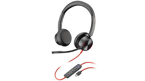 Zwart, bedraad USB headset met twee oorkussens en rode kabel, inclusief inline bediening voor volume en oproepen.