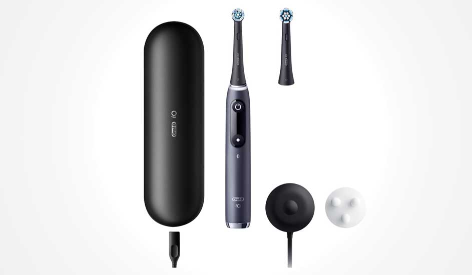 Een zwarte Oral-B iO elektrische tandenborstel met twee opzetborstels, een zwart reisetui en twee ronde opladers. Modern en stijlvol ontwerp.