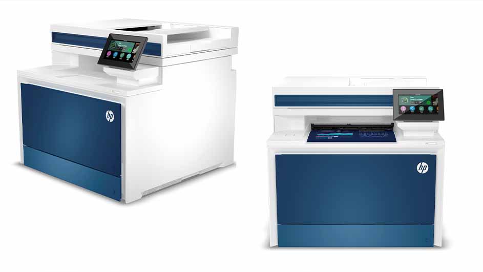 Twee witte HP printers met blauwe panelen en een bedieningspaneel met scherm staan op een witte achtergrond.