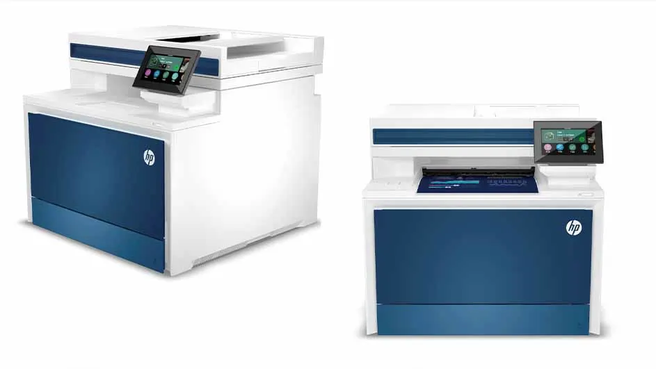Twee witte HP printers met blauwe panelen en een bedieningspaneel met scherm staan op een witte achtergrond.