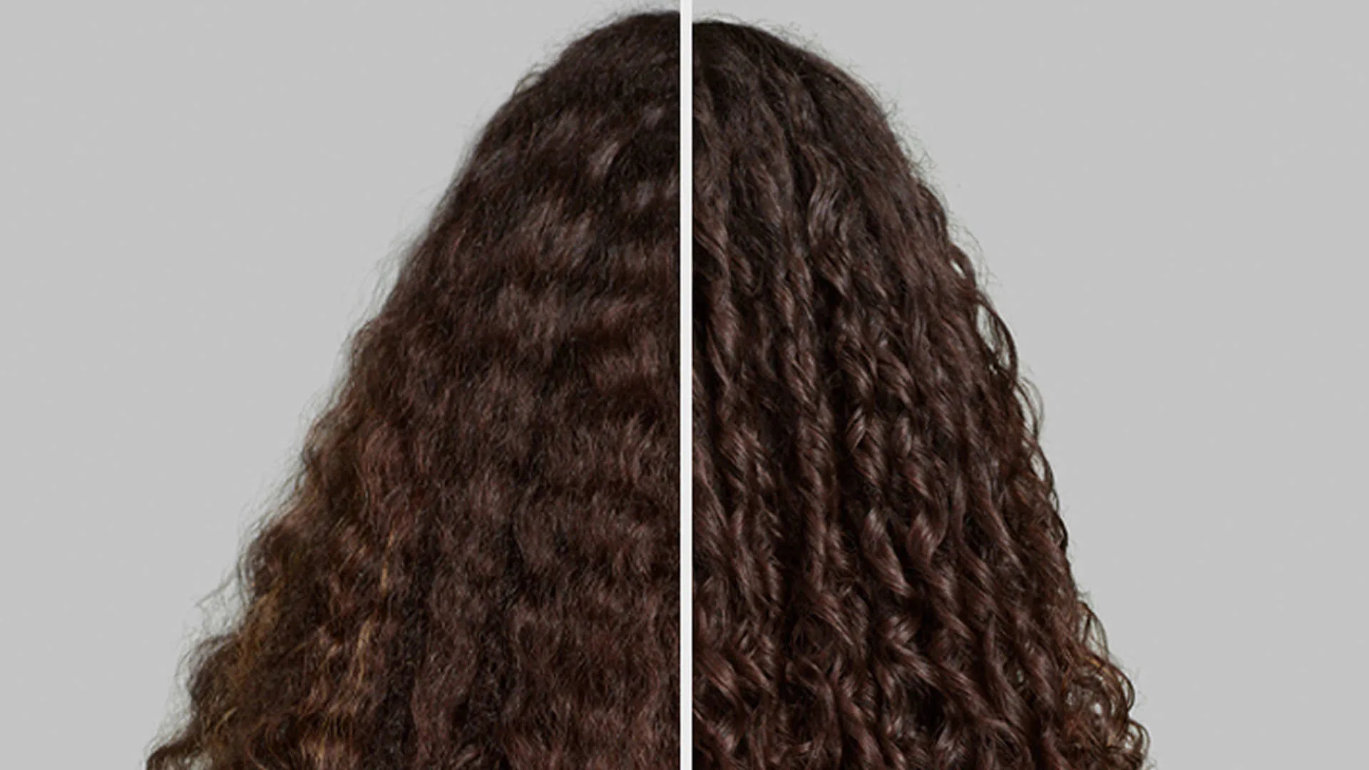 Donker krullend haar van achteren, links pluizig en rechts met gedefinieerde krullen, gescheiden door een verticale lijn.