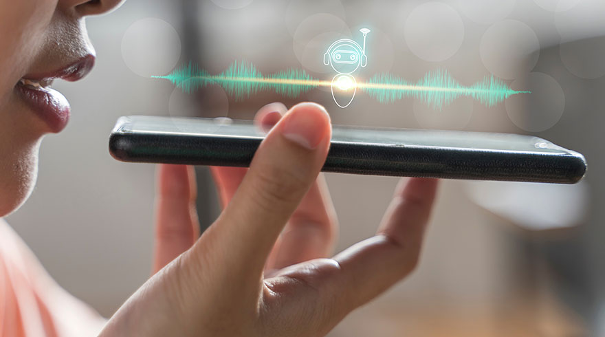 Een persoon spreekt in een telefoon, met een groene geluidsgolf en een chatbot-icoon erboven.