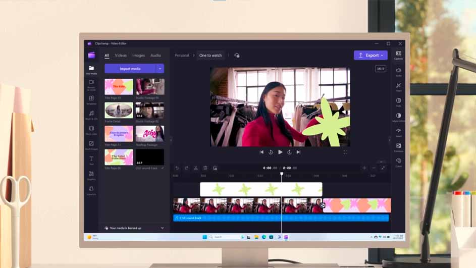 Computerscherm toont video-edit software met tijdlijn, videofragmenten, en groene ster-overlay, naast kantoorbenodigdheden en een raam.
