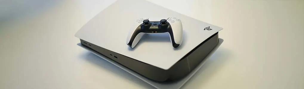 Een playstation 5 controller en console op een witte achtergrond