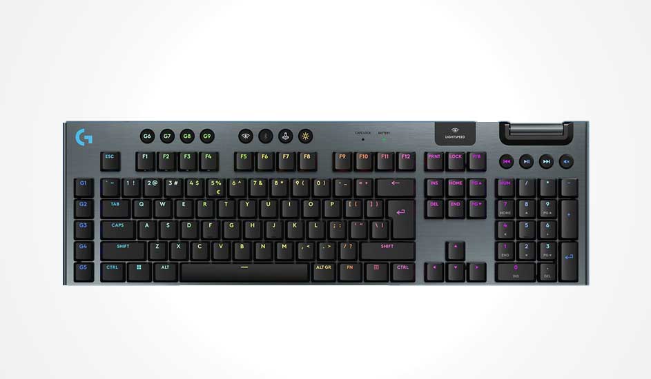 Plat mechanisch gamingtoetsenbord met numpad, RGB-verlichte toetsen en extra G-knoppen op een donkergrijze metalen bovenplaat.