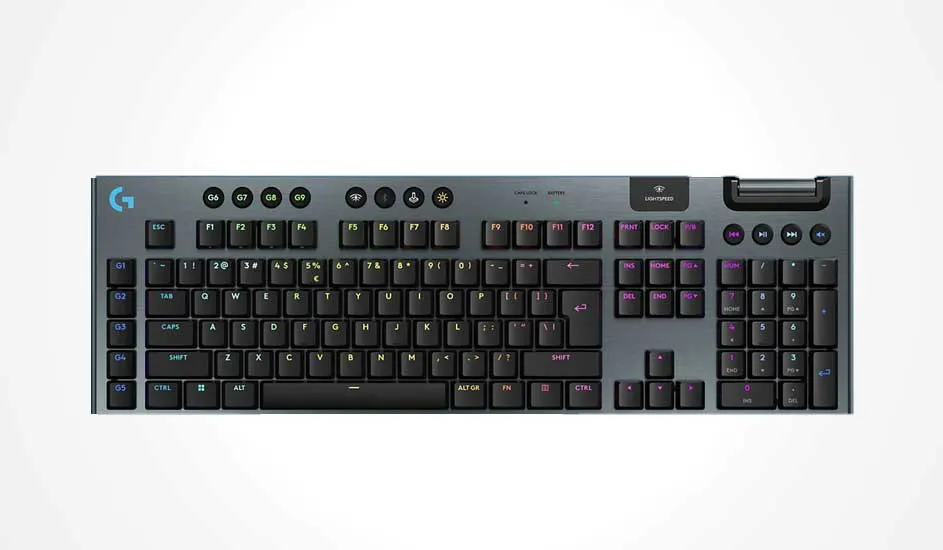 Plat mechanisch gamingtoetsenbord met numpad, RGB-verlichte toetsen en extra G-knoppen op een donkergrijze metalen bovenplaat.