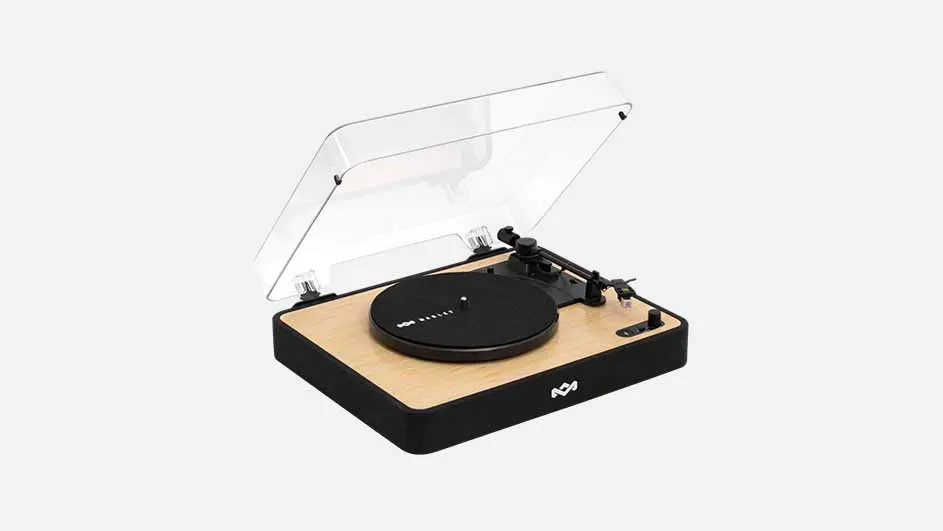Een platenspeler met open transparante kap, zwarte rand en draaitafel op een houten basis.