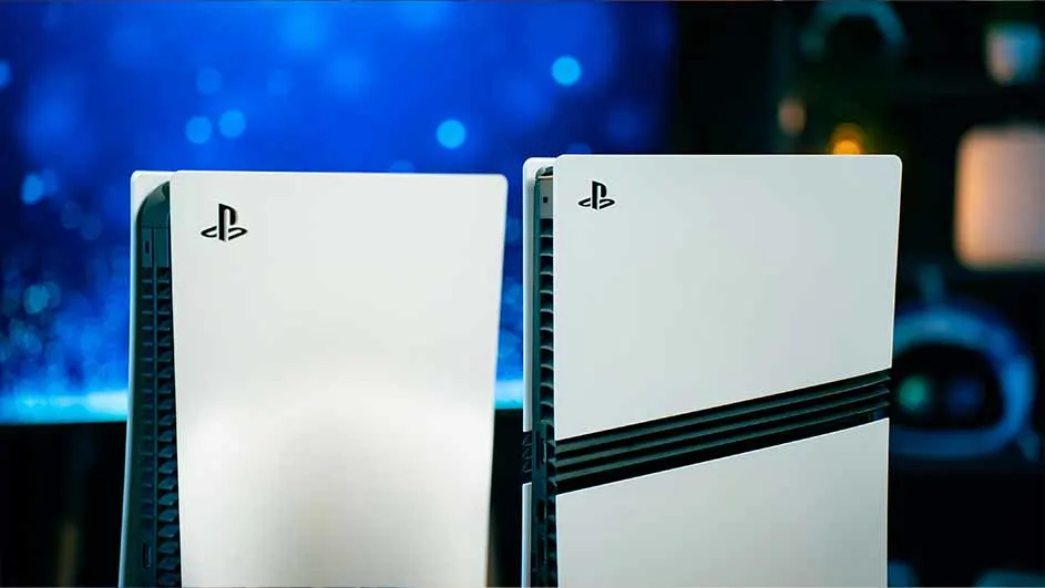 Twee witte Playstation 5-consoles staan naast elkaar tegen een blauwe en zwarte achtergrond.