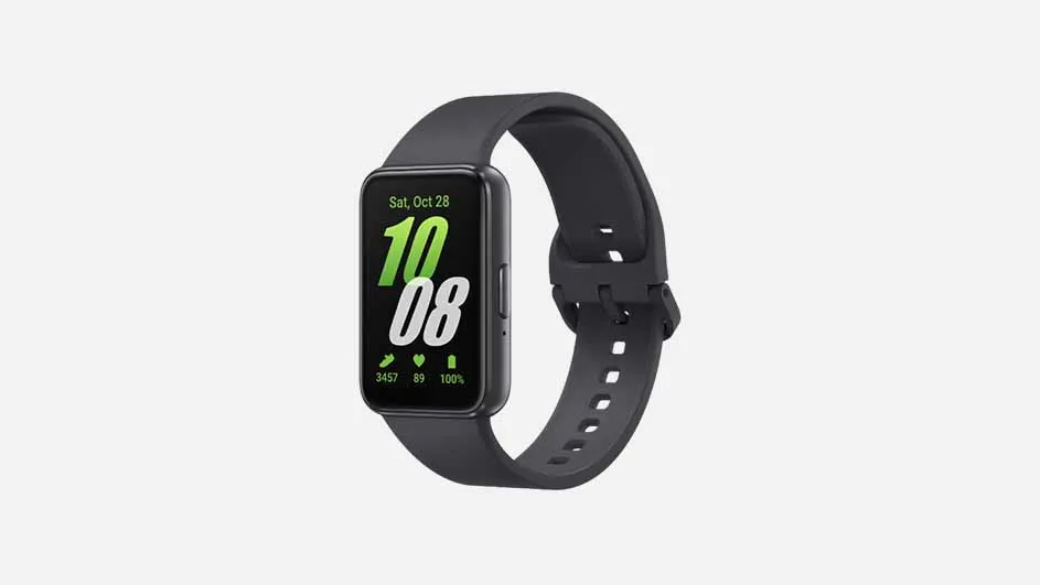 Een zwarte smartwatch toont 'Sat, Oct 28' en '10:08' in groen op een digitaal scherm, met een zwarte band, tegen een witte achtergrond.
