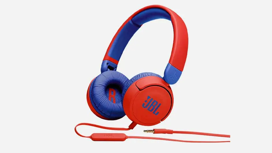 Rode en blauwe JBL-hoofdtelefoon met snoer, staand op een witte achtergrond.