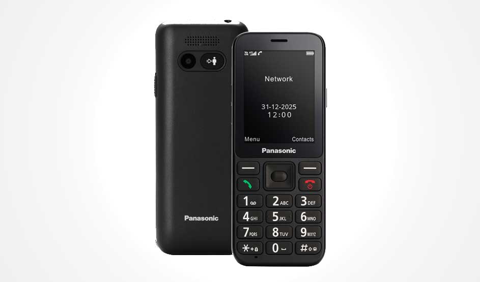 Een zwarte Panasonic mobiele telefoon met grote toetsen, eenvoudig scherm en camera op de achterkant. Merk: Panasonic.