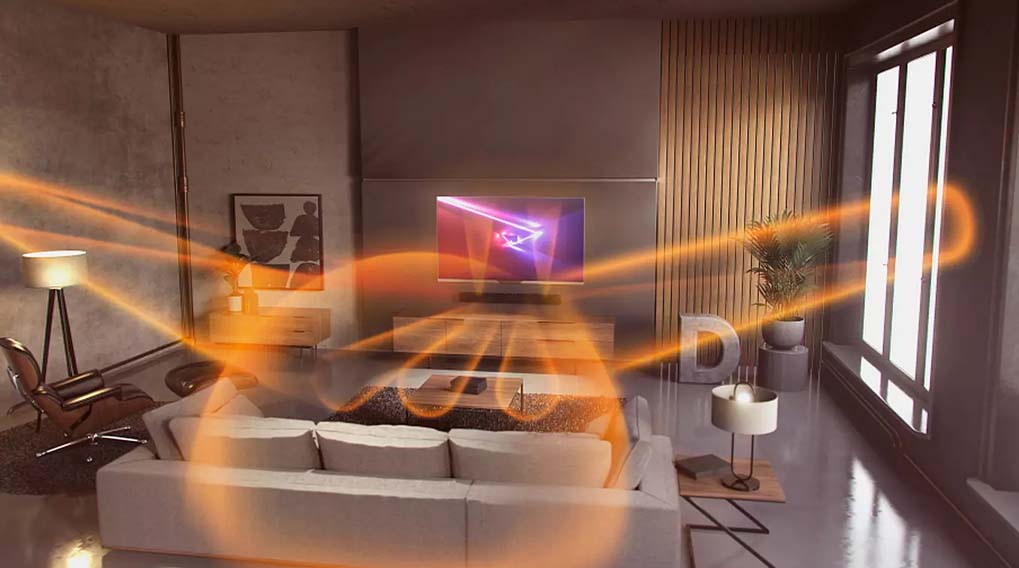 Woonkamer met witte bank, tv, lampen, plant en raam. Oranje lijnen doorkruisen de ruimte.