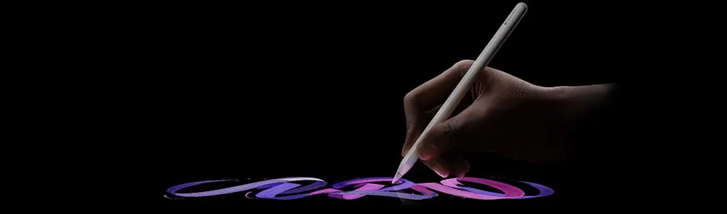 Hand tekent met een Apple Pencil in roze en paarse lijnen op een zwart oppervlak.