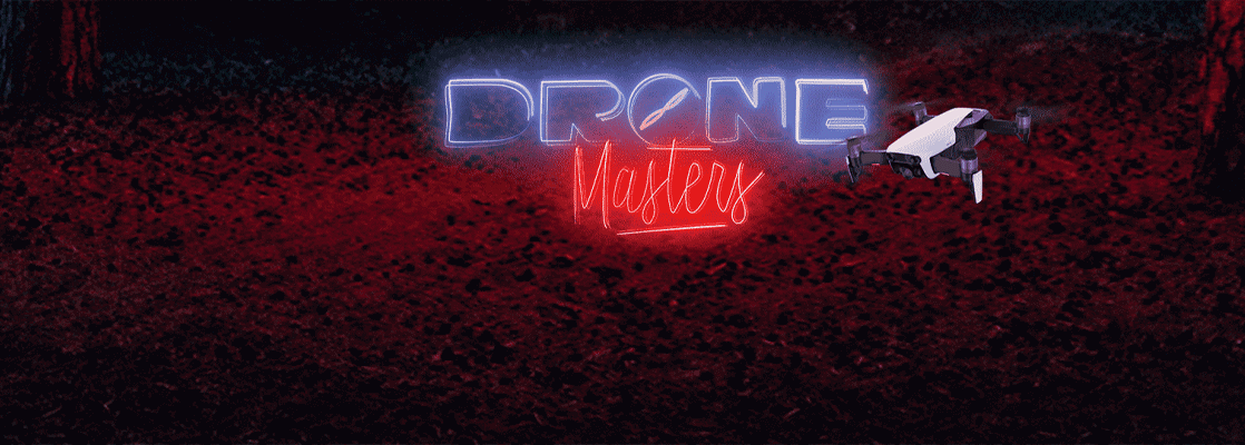 Een witte drone zweeft naast een blauw en rood neon 'Drone Masters' teken tegen een donkerrode achtergrond.