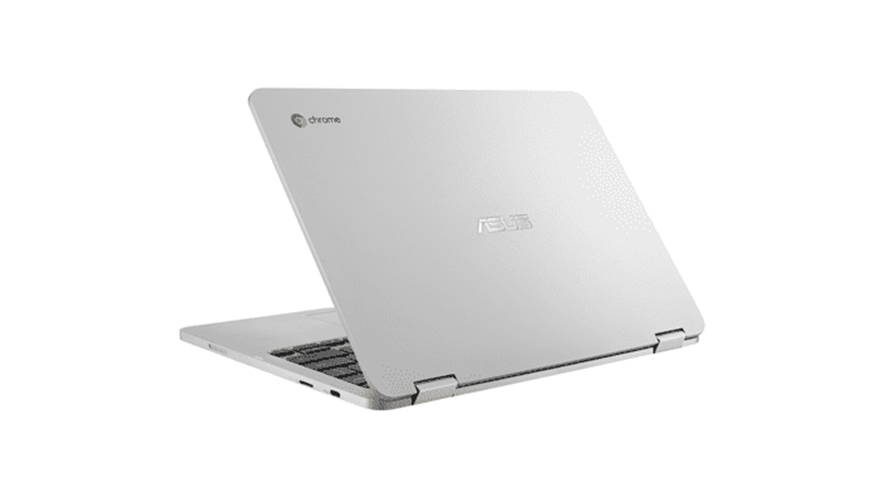 Een zilverkleurige ASUS Chromebook staat op een witte achtergrond, gedeeltelijk opengeklapt, met het Chrome-logo linksboven.