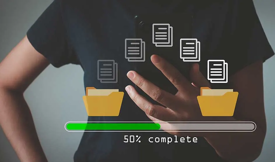 Een persoon houdt een smartphone vast; digitale mappen en documenten zweven erboven, met een voortgangsbalk van 50%. Merk is niet zichtbaar.