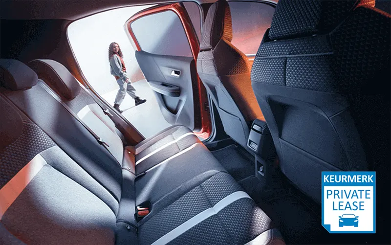Interieur van een auto gezien vanaf de achterbank, met het portier open en een persoon die buiten langsloopt; rechts onderaan staat het keurmerk Private Lease.
