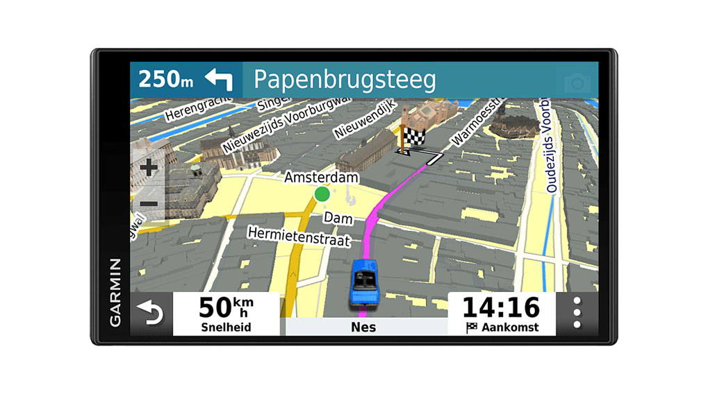 Navigatiescherm toont een blauwe auto op de Hermietenstraat in Amsterdam, met een roze route naar de Papenbrugsteeg.