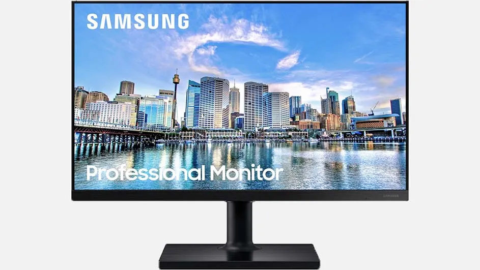 Zwarte Samsung monitor met een stadsgezicht op het scherm, inclusief gebouwen, water, en een blauwe lucht met wolken.