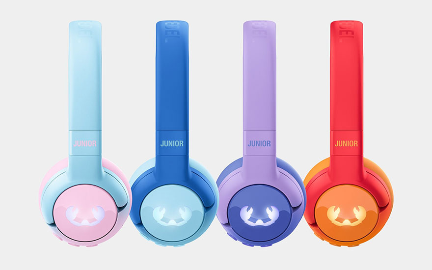 Vier kleurrijke hoofdtelefoons staan op een rij tegen een grijze achtergrond: lichtblauw, blauw, paars en rood.