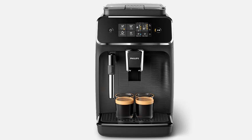 Een zwart Philips-koffiezetapparaat met twee glazen espresso erop, tegen een witte achtergrond.