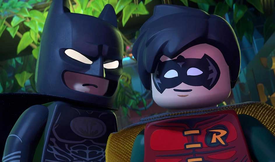 Videogame: LEGO Batman en Robin in close-up; hun maskers glanzen, met groene junglebladeren en zacht licht op de achtergrond.