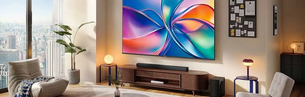 Een moderne woonkamer toont een grote tv met kleurrijke abstracte kunst, een soundbar en sfeervolle verlichting.