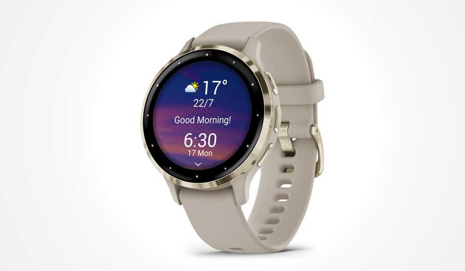 Een stijlvolle Garmin smartwatch met beige band toont het weer, datum, tijd en een ochtendgroet op het ronde display.