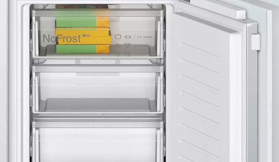 Een Bosch NoFrost-vriezer met open deur, drie transparante lades en enkele diepvriesproducten in het bovenste vak.