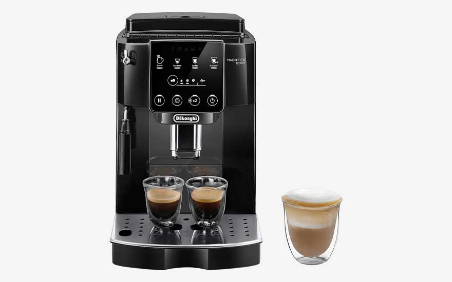 Zwarte DeLonghi koffieautomaat met digitaal display, twee espressoglaasjes eronder en een cappuccino in een dubbelwandig glas ernaast.
