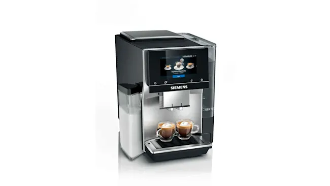 Een Siemens koffiemachine met een digitaal scherm en twee glazen kopjes koffie op een zwart rooster.
