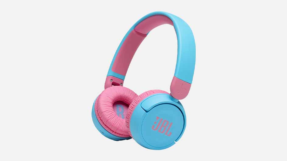 Een blauw-roze JBL-hoofdtelefoon staat voor een witte achtergrond. De oorkussens zijn roze en de band is blauw.