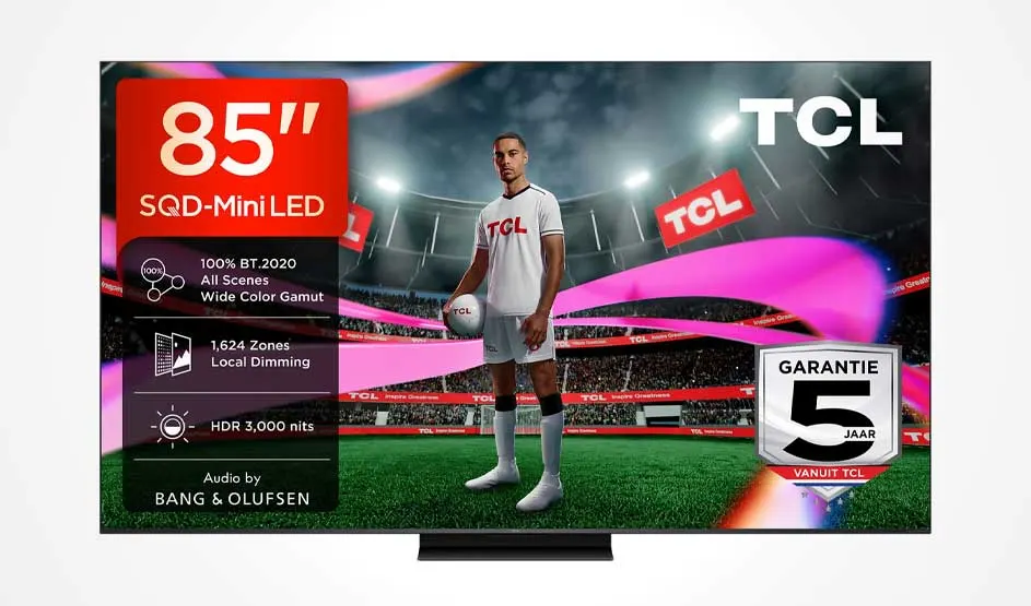 Een 85-inch TCL-tv toont een voetballer in een stadion, met specificaties en vijf jaar garantie.