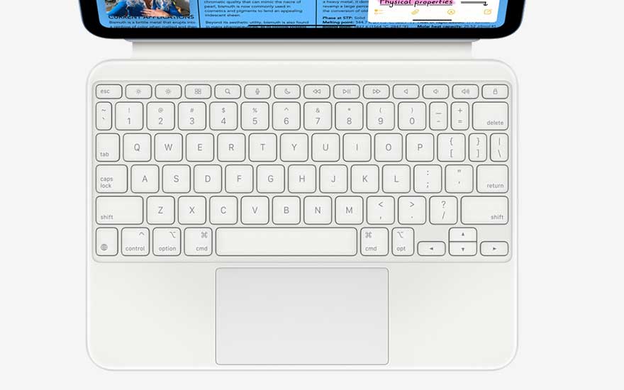 Close up van een wit toetsenbord met groot touchpad onderaan, ontworpen als accessoire om comfortabel tekst te typen op een tablet.