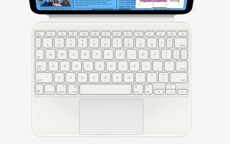 Close up van een wit toetsenbord met groot touchpad onderaan, ontworpen als accessoire om comfortabel tekst te typen op een tablet.