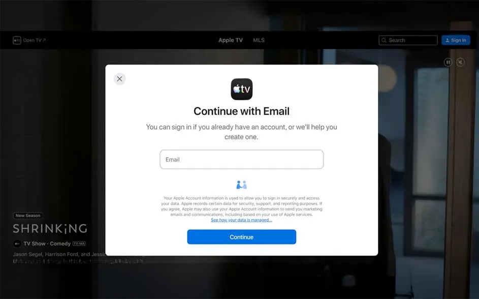 Een Apple TV-inlogvenster met “Continue with Email”, een e-mailveld, privacytekst en een blauwe ‘Continue’-knop op een donkere pagina.