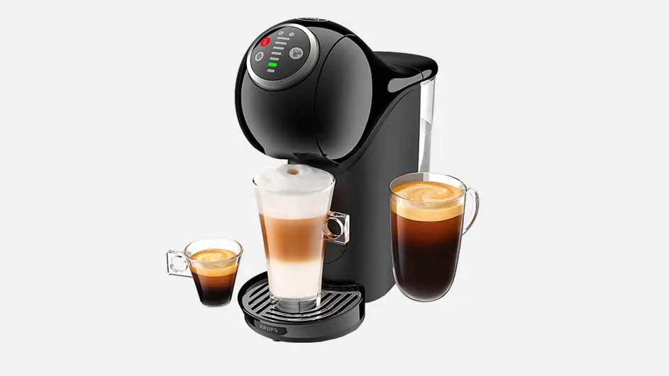 Zwarte koffiemachine met drie glazen: espresso, latte macchiato en koffie. De achtergrond is wit.