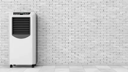 Een witte airconditioner staat links tegen een witte bakstenen muur op een betegelde vloer.