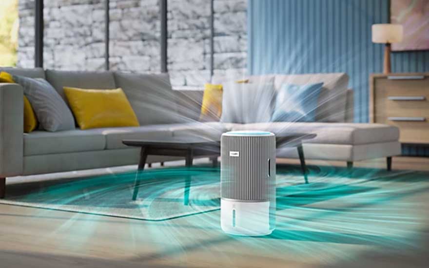 In een moderne woonkamer verspreidt een Philips apparaat krachtige turquoise luchtstromen, terwijl de bank kleurrijke kussens toont.