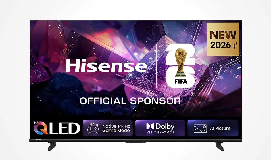 Een Hisense-tv toont sponsorinformatie, FIFA-logo en specificaties zoals QLED, Dolby en gamemodus.