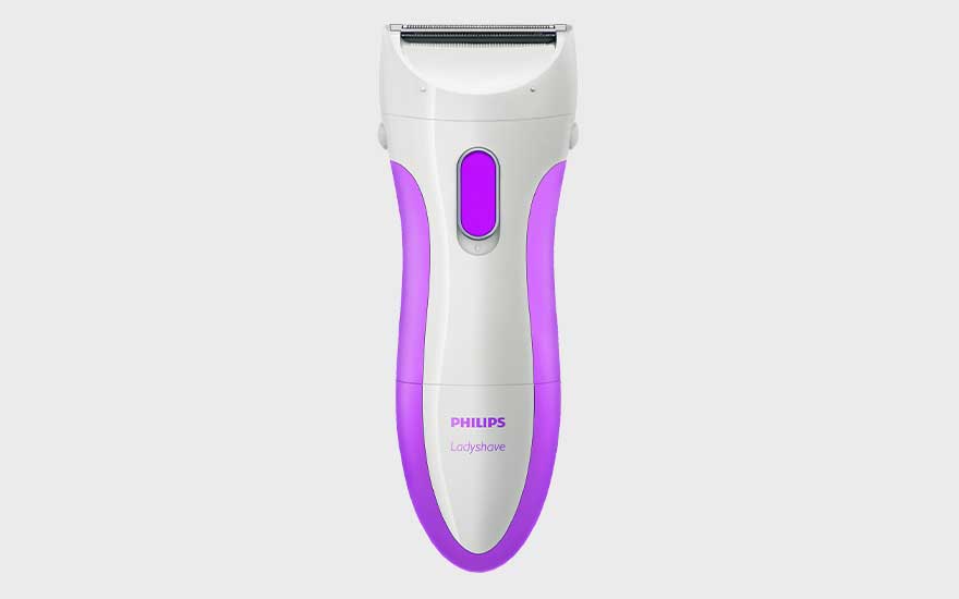 De Philips Ladyshave, wit met paarse details, staat duidelijk in beeld, ideaal voor gladde ontharing.