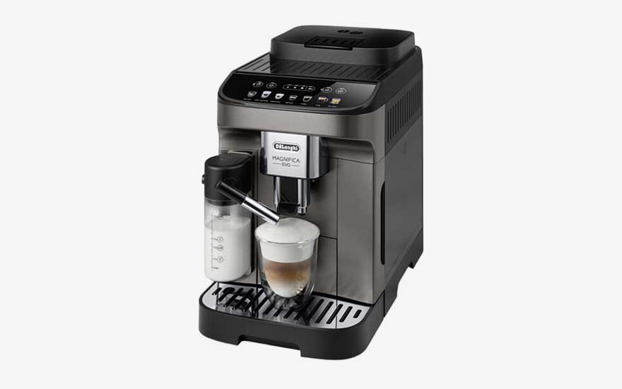 DeLonghi Magnifica Evo volautomatische koffiemachine in zilver-zwart met melkreservoir en een kopje cappuccino eronder.