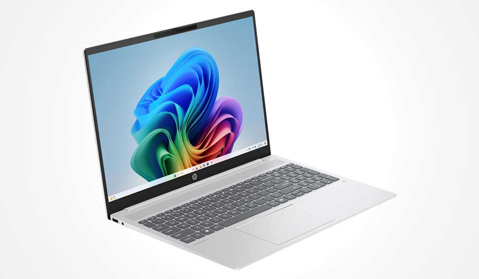 Dit is een zilverkleurige laptop van HP met een groot scherm, smalle randen en een grijs toetsenbord, ideaal voor werk of studie.