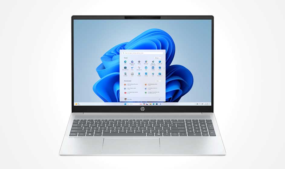 Dit is een zilverkleurige laptop van HP met een groot scherm, smalle randen en een grijs toetsenbord, ideaal voor werk of studie.