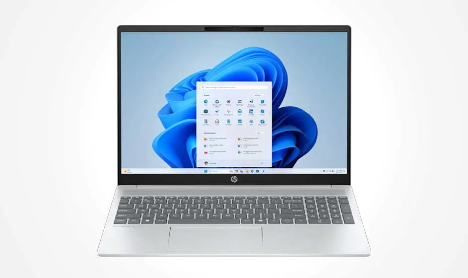 Dit is een zilverkleurige laptop van HP met een groot scherm, smalle randen en een grijs toetsenbord, ideaal voor werk of studie.