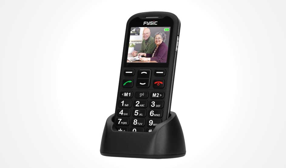 Een zwarte Fysic mobiele telefoon met grote toetsen en oplaadstation. Het kleurenscherm toont een foto. Merk: Fysic.