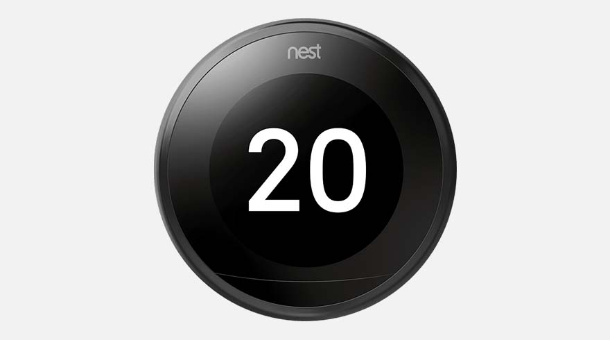 Een zwarte Nest thermostaat met witte cijfers '20' in het midden, omringd door een grijze rand, op een witte achtergrond.
